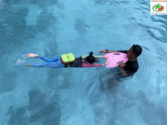  Giáo viên đang hướng dẫn bé tập bơi sải ở Quận Tân Bình